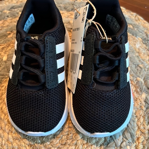 NWT - Racer TR21 Black Adidas Sneakers - toddler size 4 - Picture 1 of 4